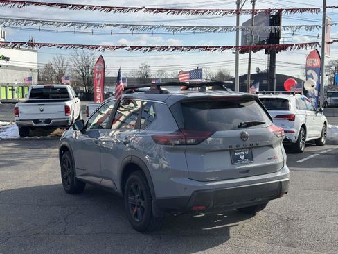 Used 2025 Nissan Rogue SV image 3