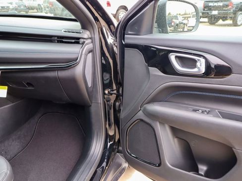 New 2026 Jeep Compass Latitude AWD/4WD image 7