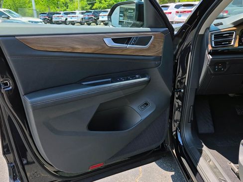 Used 2026 Volkswagen Atlas SE FWD image 18