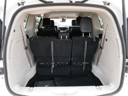 Used 2023 Chrysler Pacifica Touring-L FWD image 18