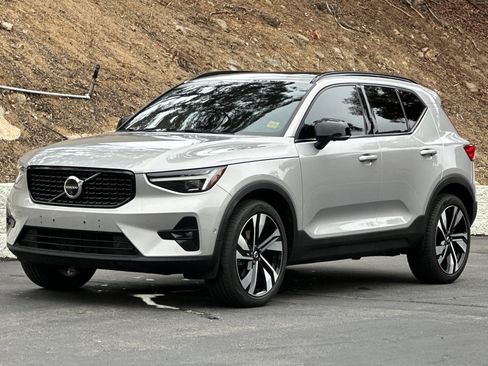 Certified 2024 Volvo XC40 B5 Plus w/ Climate Package AWD/4WD image 9
