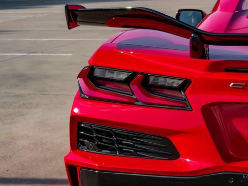 Used 2024 Chevrolet Corvette Z06 w/ Z07 Performance Package RWD image 14
