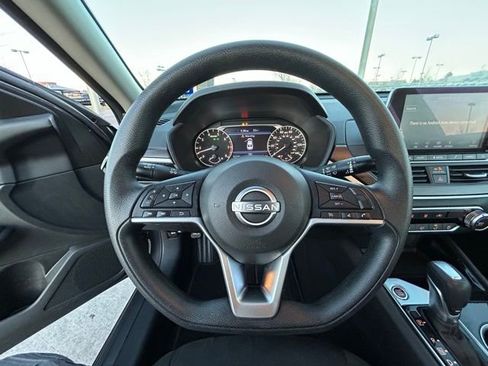 Used 2024 Nissan Altima 2.5 SV image 10