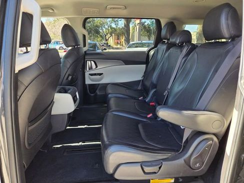 Used 2022 Kia Carnival LX image 12