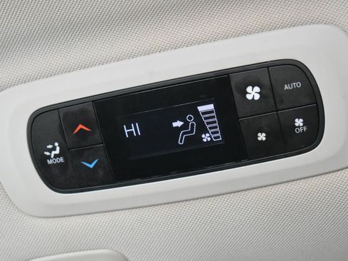 Used 2019 Chrysler Pacifica Limited w/ Tire & Wheel Group FWD image 48
