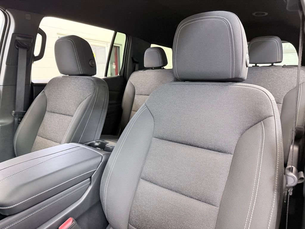 Used 2025 Chevrolet Traverse LT FWD image 16