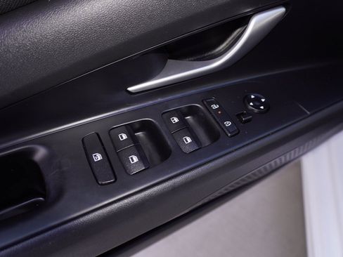 Used 2025 Hyundai Elantra SE image 12