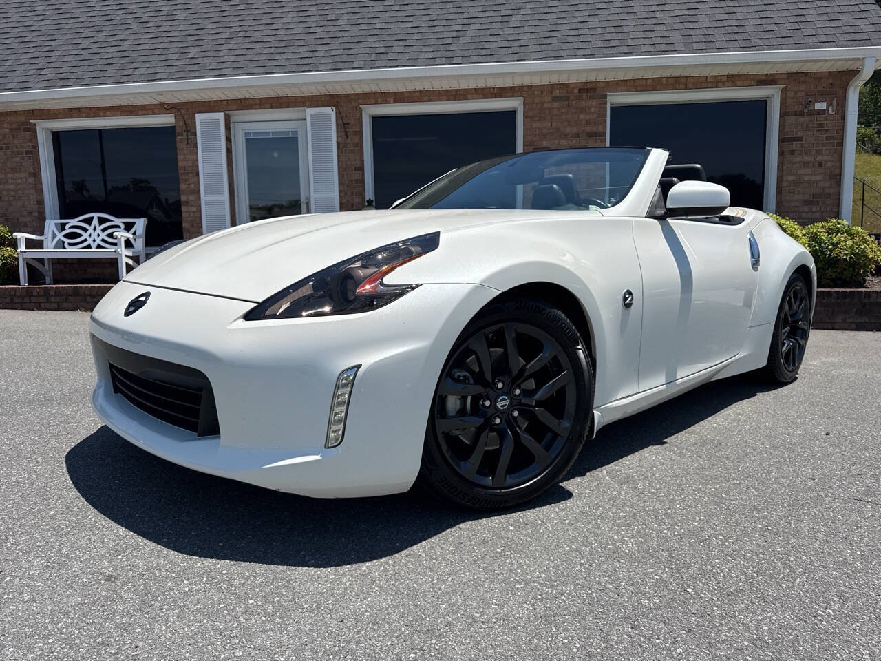 Used 2015 Nissan 370Z Touring RWD image 2