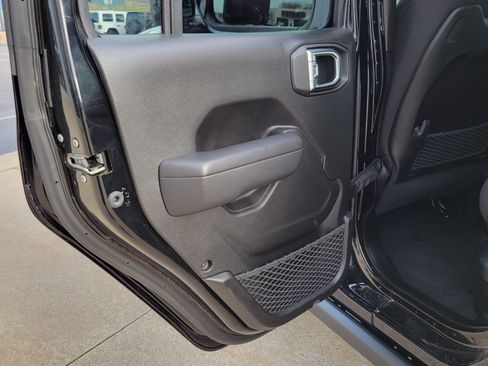 Used 2025 Jeep Wrangler Unlimited Rubicon 4xe w/ Convenience Group AWD/4WD image 16