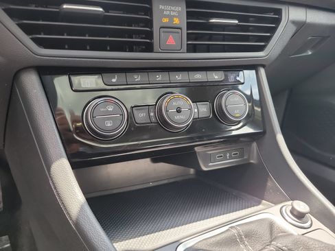 Used 2023 Volkswagen Jetta SE w/ Panoramic Sunroof Package FWD image 21