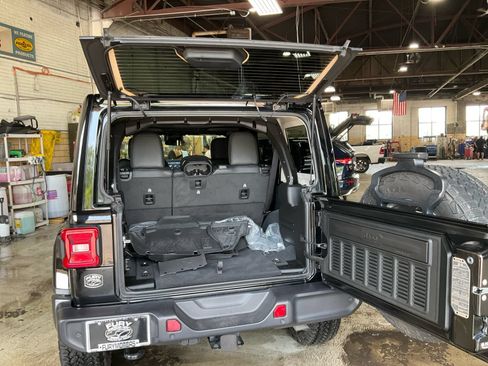 Used 2025 Jeep Wrangler Unlimited Sahara w/ Safety Group AWD/4WD image 20