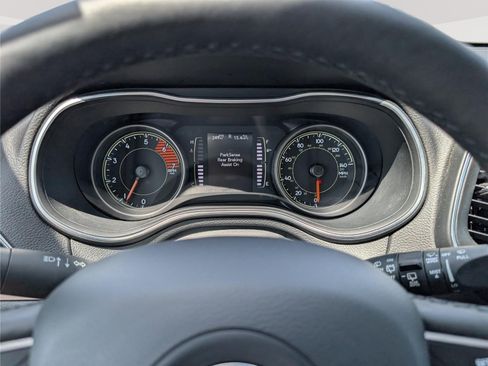 Used 2019 Jeep Cherokee Latitude Plus w/ Comfort/Convenience Group AWD/4WD image 31