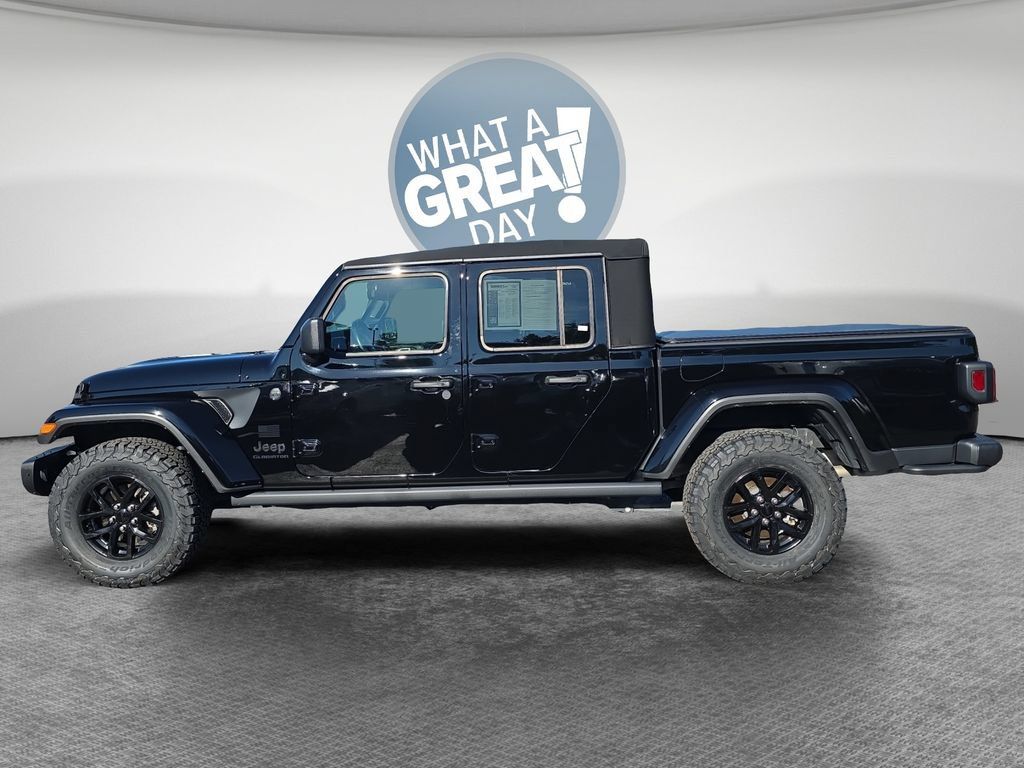 Used 2023 Jeep Gladiator Overland AWD/4WD image 7