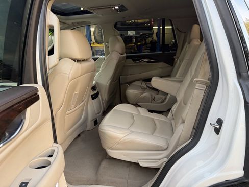 Used 2016 Cadillac Escalade Luxury image 29