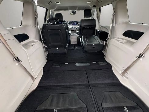 Used 2021 Chrysler Pacifica Touring-L FWD image 18