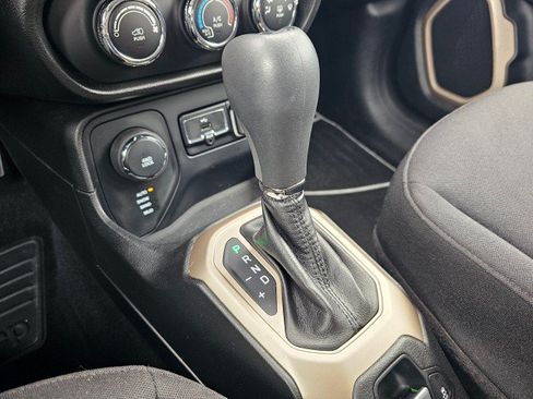 Used 2015 Jeep Renegade Latitude AWD/4WD image 34