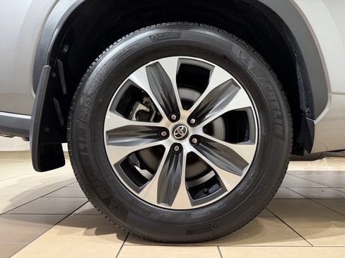 Certified 2025 Toyota Highlander XLE AWD/4WD image 9