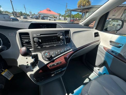 Used 2011 Toyota Sienna XLE FWD image 30