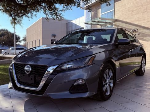 Used 2022 Nissan Altima 2.5 S image 2