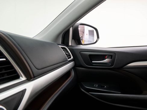 Used 2019 Toyota Highlander SE image 26
