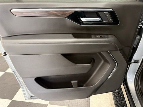 Used 2025 Chevrolet Suburban Z71 AWD/4WD image 21