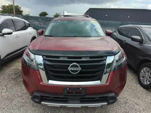 Used 2023 Nissan Pathfinder Platinum FWD image 3