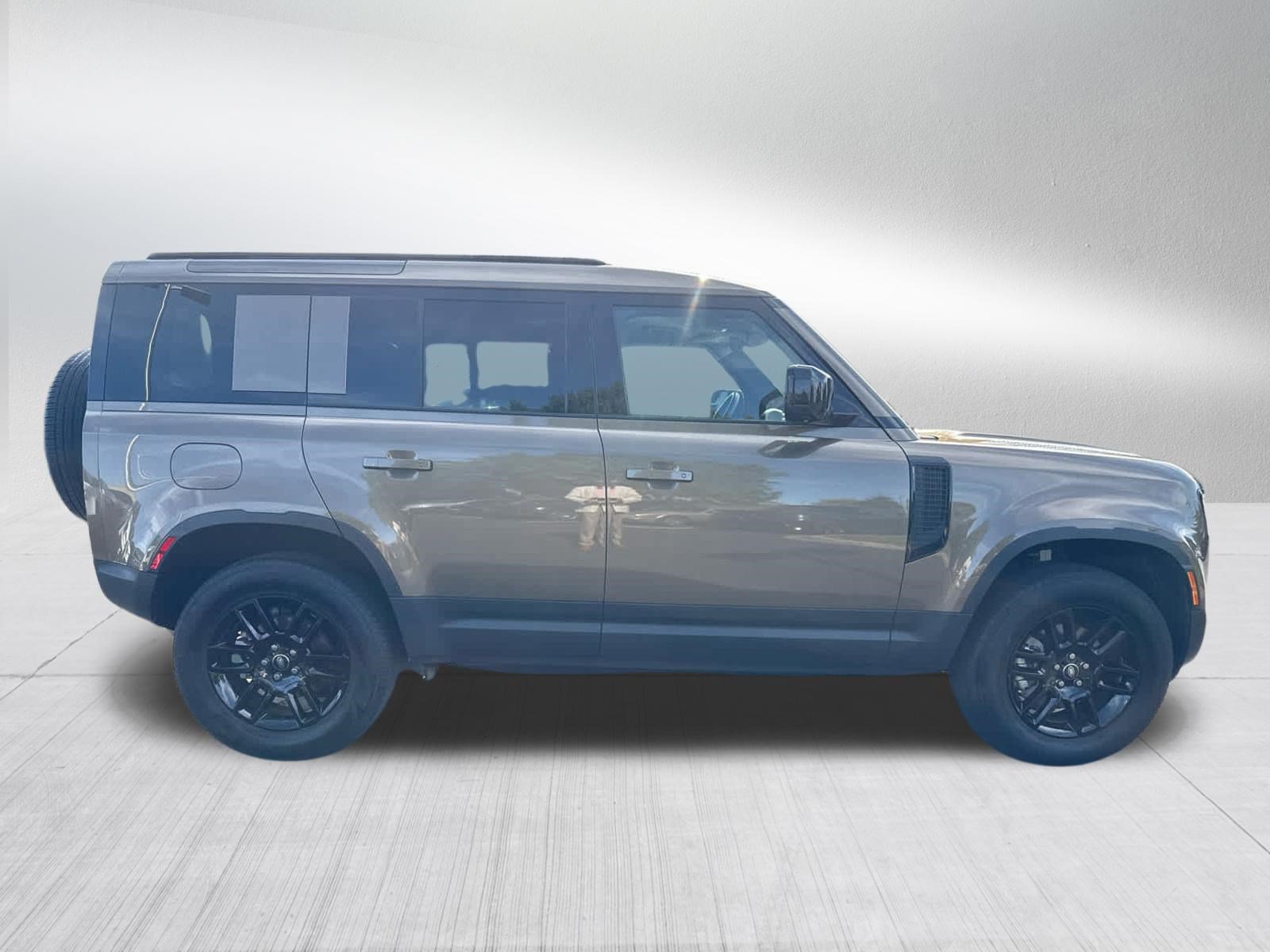 Used 2025 Land Rover Defender 110 S AWD/4WD image 5