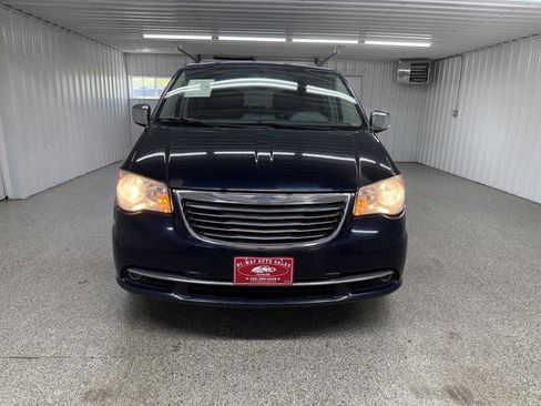 Used 2014 Chrysler Town & Country Touring-L w/ Driver Convenience Group FWD image 2