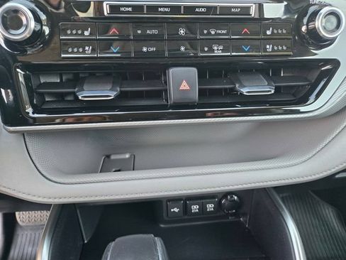 Used 2021 Toyota Highlander Platinum AWD/4WD image 18