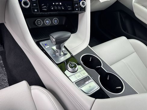 Used 2025 Genesis G70 2.5T image 34