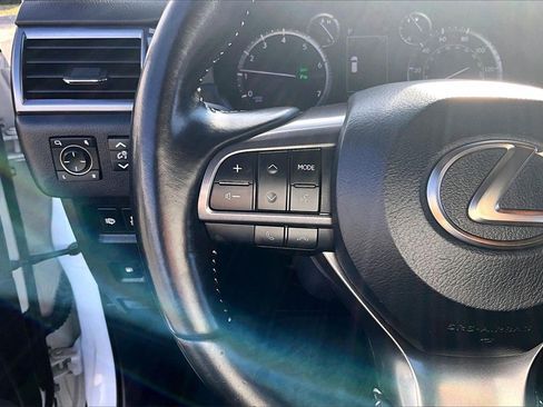 Used 2022 Lexus GX 460 image 17