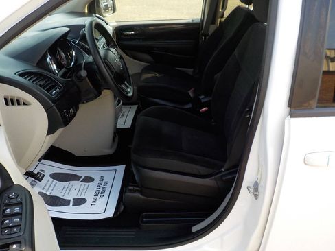 Used 2018 Dodge Grand Caravan SE w/ UConnect Hands-Free Group FWD image 11