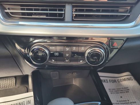 Used 2025 Chevrolet Trax LT w/ LT Convenience Package image 18