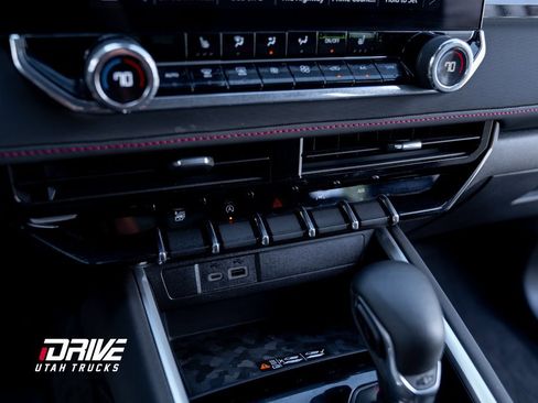 Used 2024 Chevrolet Colorado Z71 image 30