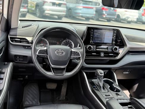 Used 2022 Toyota Highlander XLE AWD/4WD image 7
