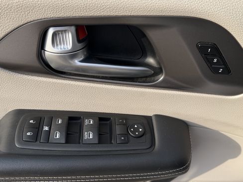 Used 2024 Chrysler Pacifica Touring-L image 12