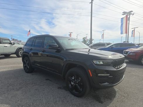 Used 2025 Jeep Grand Cherokee Limited w/ Black Appearance Package image 3