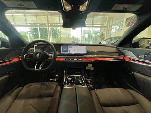 Used 2025 BMW i7 xDrive60 w/ Executive Package image 20