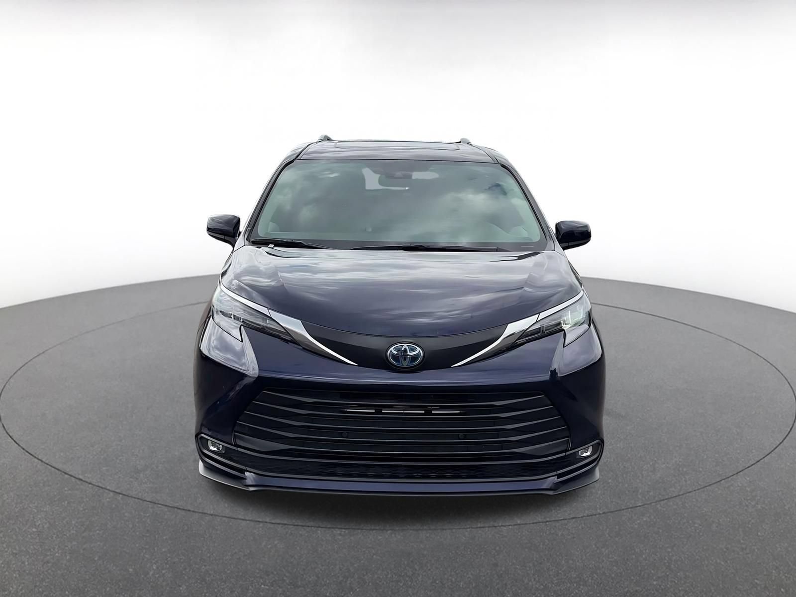 Used 2025 Toyota Sienna XLE FWD image 4