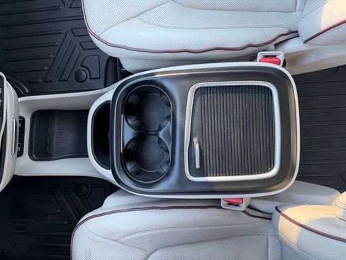 Used 2020 Chrysler Pacifica Limited FWD image 22