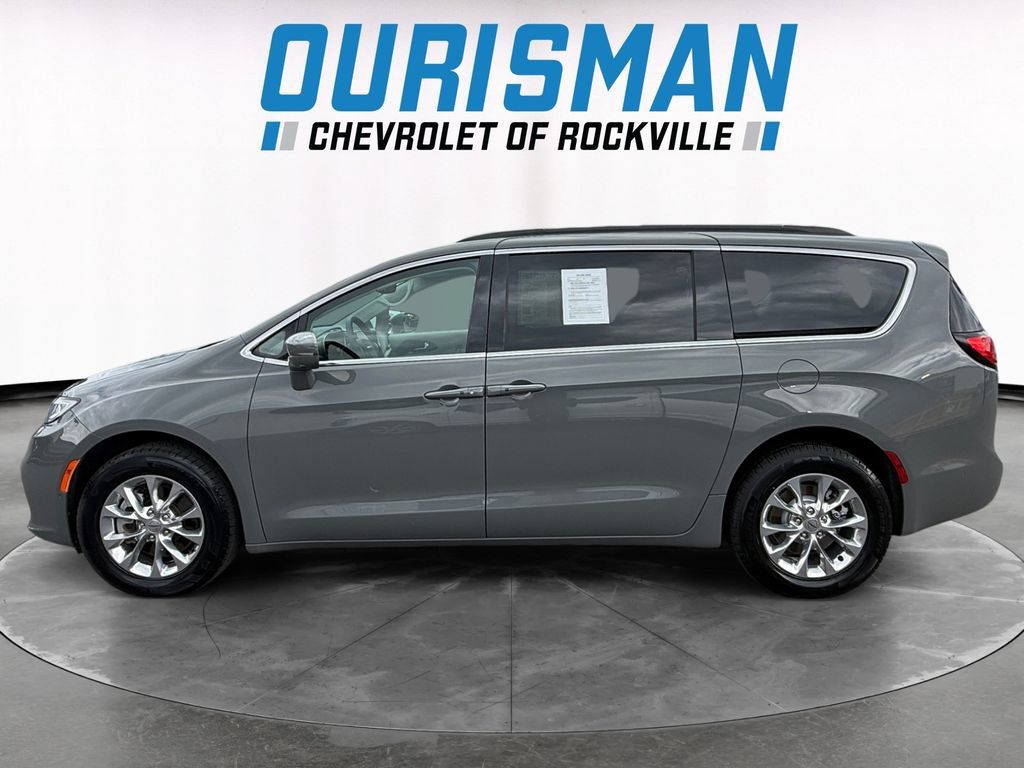Used 2022 Chrysler Pacifica Touring-L w/ Uconnect Theater Family Group AWD/4WD image 3