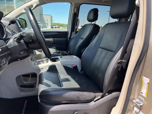 Used 2013 Chrysler Town & Country Touring-L w/ Driver Convenience Group FWD image 16