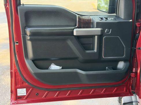 Used 2015 Ford F150 Platinum w/ Equipment Group 701A Luxury AWD/4WD image 9