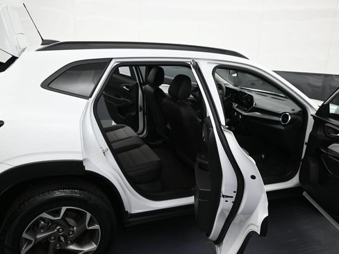Certified 2025 Chevrolet Trax LT FWD image 10