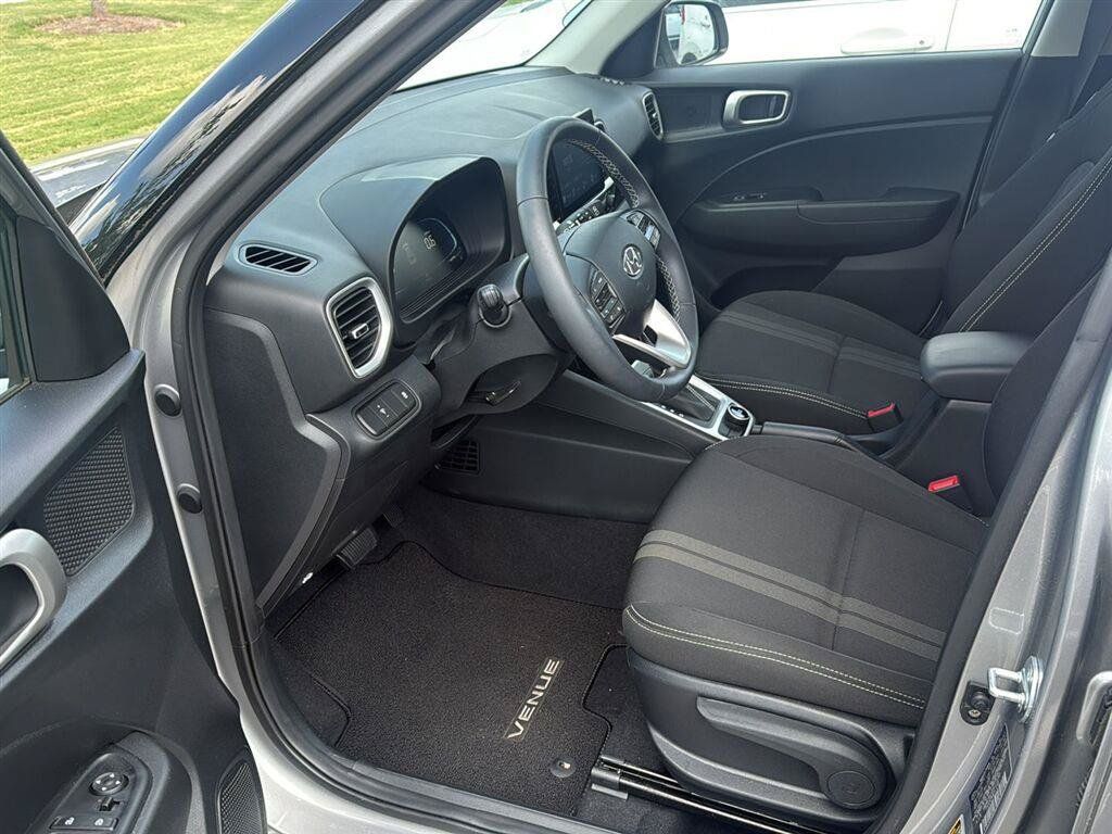 Used 2023 Hyundai Venue SEL w/ Cargo Package FWD image 7