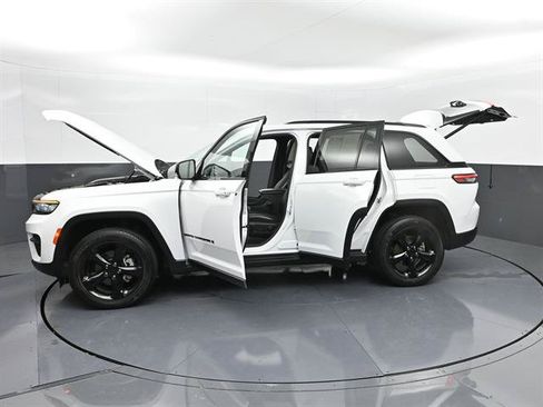 Used 2024 Jeep Grand Cherokee Altitude AWD/4WD image 46
