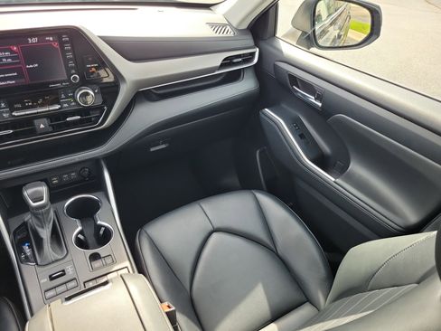 Used 2022 Toyota Highlander XLE image 17