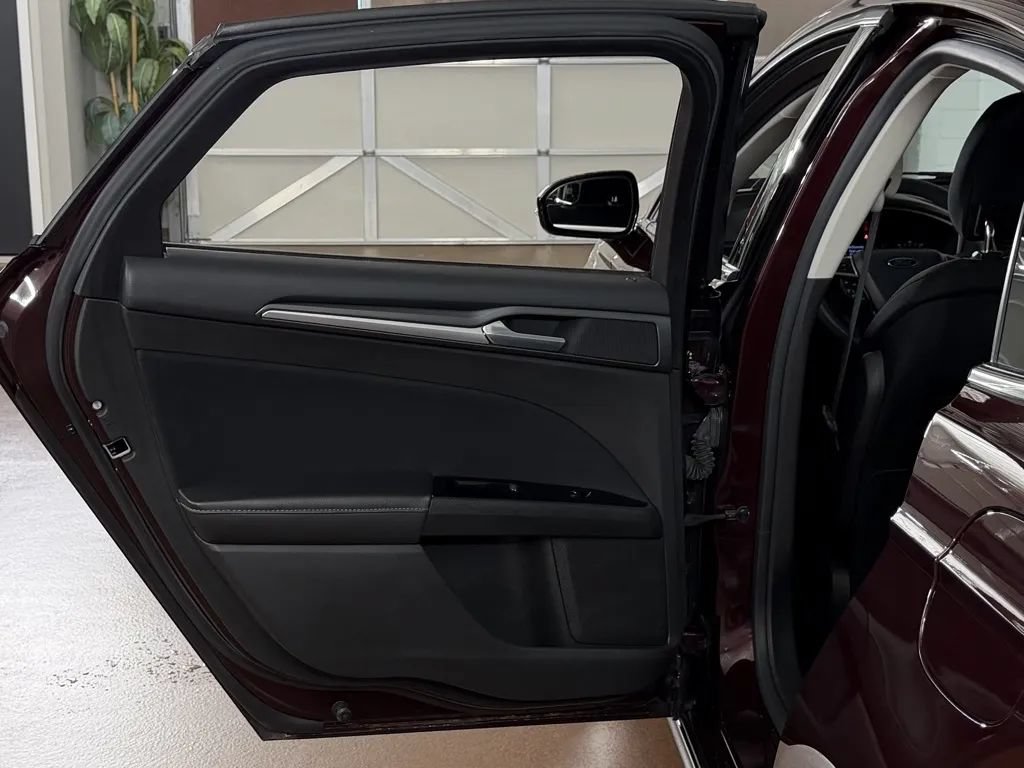 Used 2013 Ford Fusion SE FWD image 25
