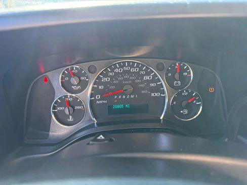 Used 2019 Chevrolet Express 2500 w/ Driver Convenience Package RWD image 10