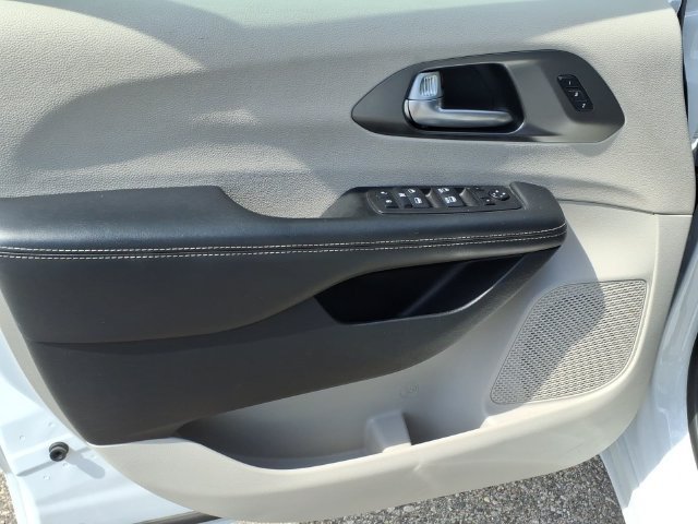 Used 2024 Chrysler Pacifica Touring-L FWD image 9